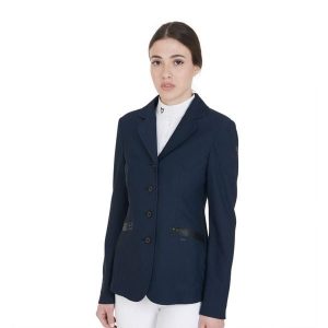 Damska perforowana marynarka konkursowa z czterema guzikami. Niebieskie marynarki i żakiety EQUESTRO, xs, bez wzorów, z nylonu, eleganckie. Za 408,50 zł.