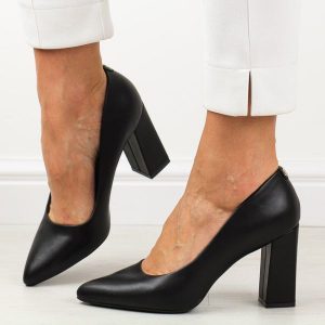 Czarne pu czółenka damskie na słupku Sergio Leone Pb216. Czarne czółenka Sergio Leone, bez wzorów, ze skóry, bez obcasa, na słupku, bez zapięcia. Za 159,00 zł.