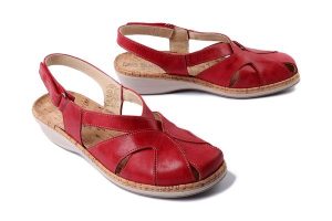 SUAVE 720131-04 ruby, sandały damskie. Czerwone sandały Suave, bez wzorów, bez obcasa, bez zapięcia. Za 315,92 zł.
