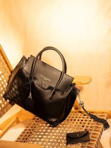 Victor & Hugo Paris Skórzana torebka "Set Jeny" w kolorze czarnym - 25 x 19 x 7 cm rozmiar: onesize. Czarne torebki klasyczne Victor & Hugo Paris, bez wzorów, z materiału, bez dodatków. Za 434,99 zł.