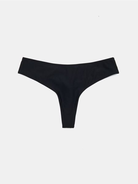 Dół od bikini stringi - czarny. Czarne stringi Sinsay, bez wzorów. Za 12,99 zł.