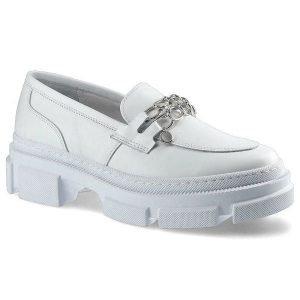Półbuty damskie Karino, naturalna skóra licowa w białym kolorze z ozdobnym łańcuchem na podbiciu oraz masywną podeszwą o wyraźnym profilu, białe, 389. Białe półbuty Karino, bez wzorów, ze skóry, bez obcasa, bez zapięcia. Za 255,00 zł.