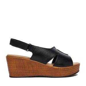 Sandały Lasocki. Czarne sandały Lasocki, bez wzorów, bez obcasa, na koturnie, bez zapięcia. Za 199,99 zł.