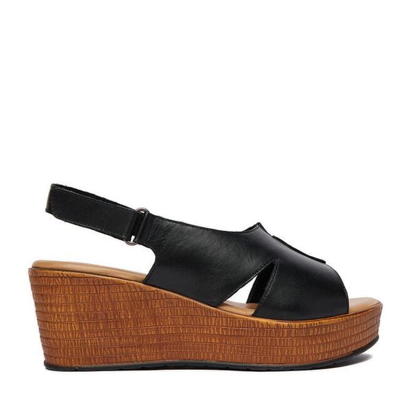 Sandały Lasocki. Czarne sandały Lasocki, bez wzorów, bez obcasa, na koturnie, bez zapięcia. Za 199,99 zł.