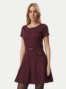 Guess Sukienka koktajlowa W6BK38 K6210 Fioletowy Regular Fit. Fioletowe kombinezony Guess, na co dzień, xxl, z aplikacjami, z syntetyku, bez kołnierzyka, bez ramiączek, proste. Za 445,99 zł.
