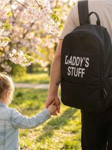 Plecak z przewijakiem i napisem Daddy’s stuff - czarny. Czarne plecaki Sinsay. Za 49,99 zł.