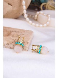 Pierres delicates Pozłacane kolczyki z kamieniami szlachetnymi rozmiar: onesize. Białe kolczyki Pierres delicates, z cyrkonią, pozłacane. Za 76,45 zł.