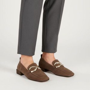 Półbuty damskie S.Barski, cholewka skóra naturalna zamszowa fason wsuwany kwadratowy nosek metalowa ozdoba na podbiciu niski stabilny obcas minimalis. Brązowe czółenka S.BARSKI, z aplikacjami, ze skóry, bez obcasa, na obcasie, bez zapięcia. Za 389,00 zł.