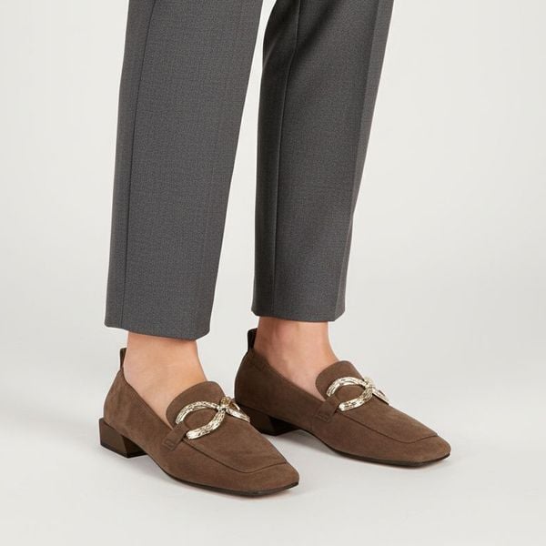 Półbuty damskie S.Barski, cholewka skóra naturalna zamszowa fason wsuwany kwadratowy nosek metalowa ozdoba na podbiciu niski stabilny obcas minimalis. Brązowe czółenka S.BARSKI, z aplikacjami, z materiału, bez obcasa, na obcasie, bez zapięcia. Za 350,90 zł.