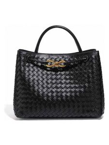 SUVRAI Torebka w kolorze czarnym - 30 x 23 x 13 cm rozmiar: onesize. Czarne torebki klasyczne SUVRAI, bez wzorów, z materiału, bez dodatków. Za 152,99 zł.