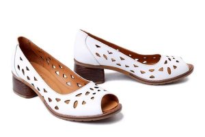 ARTIKER RELAKS 58C2100 biały, czółenka damskie. Białe czółenka Artiker Relaks, bez wzorów, ze skóry, bez obcasa, na obcasie, bez zapięcia. Za 274,90 zł.