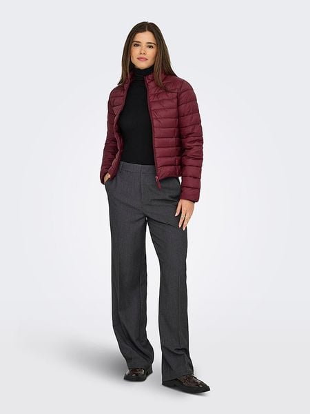 ONLY Kurtka pikowana w kolorze bordowym rozmiar: M. Czerwone kurtki ONLY, m, bez wzorów, bez kaptura. Za 136,45 zł.