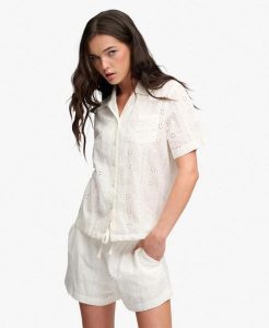 Superdry Koszula Heritage Broderie Krótki Rękaw – 100% Bawełna Organiczna. Białe koszule Superdry, z aplikacjami, z bawełny, bez kołnierzyka, bez ramiączek. Za 236,60 zł.