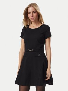 Guess Sukienka koktajlowa W6BK38 K6210 Czarny Regular Fit. Czarne kombinezony Guess, na co dzień, xxl, z aplikacjami, bez kołnierzyka, bez ramiączek, proste. Za 524,99 zł.