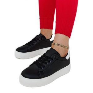 Czarne sneakersy na grubej podeszwie Ruta. Czarne trampki bez wzorów, bez zapięcia. Za 89,18 zł.