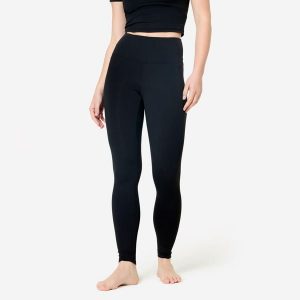 Legginsy do jogi i pilatesu Breathe. Czarne legginsy DOMYOS, bez wzorów, z elastanu. Za 119,99 zł.