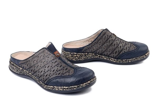 RIEKER 46376-14 blue, klapki damskie. Niebieskie klapki Rieker, bez wzorów, z gumy, bez obcasa. Za 329,90 zł.