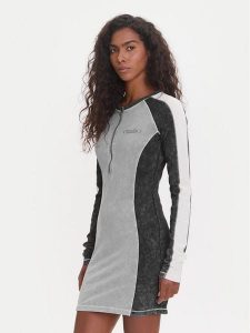 Guess Sukienka codzienna W5YK79 K1D80 Szary Regular Fit. Szare kombinezony Guess, na co dzień, s, z aplikacjami, z bawełny, bez kołnierzyka, bez ramiączek, proste. Za 259,99 zł.
