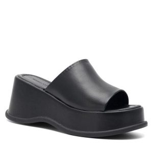 Klapki Jenny Fairy. Czarne klapki Jenny Fairy, bez wzorów, bez obcasa. Za 139,99 zł.