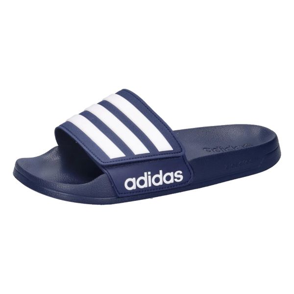Klapki basenowe adidas Adilette. Białe klapki ADIDAS, bez wzorów, z materiału, bez obcasa. Za 119,00 zł.