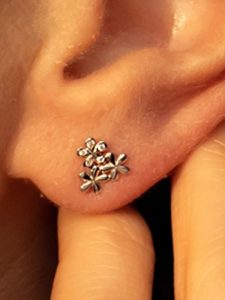 OR ÉCLAT Złote kolczyki-wkrętki "Minis Fleurs" z cyrkoniami rozmiar: onesize. Szare kolczyki OR ÉCLAT, z cyrkonią, złote. Za 347,99 zł.