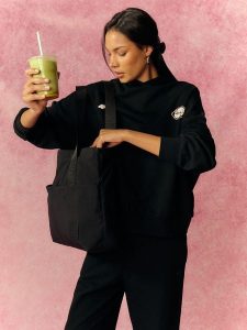 4F Bluza dresowa oversize z kapturem damska - czarna M. Czarne bluzy 4f, m, bez wzorów, z dresówki, z kapturem. Za 179,99 zł.