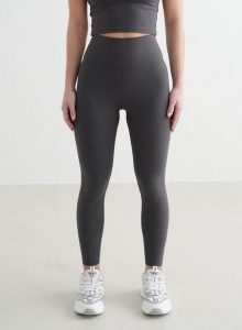 Damskie legginsy z wysokim stanem, squat proof, dla niskich Sense ciemnoszare. Szare legginsy AIM'N, bez wzorów, z elastanu, z podwyższonym stanem, krótkie. Za 297,00 zł.