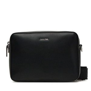 Torebka Calvin Klein. Czarne torebki klasyczne Calvin Klein, bez wzorów, bez dodatków. Za 259,99 zł.