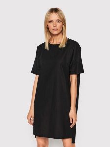 Makia Sukienka codzienna Saari W75045 Czarny Relaxed Fit. Czarne sukienki Makia, na co dzień, xs, bez wzorów, z bawełny, bez kołnierzyka, bez ramiączek, proste. Za 539,99 zł.