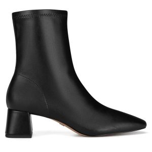 Botki Nine West. Czarne botki Nine West, bez wzorów, bez obcasa, na słupku, bez zapięcia. Za 279,99 zł.