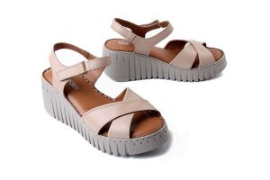 ARTIKER RELAKS 56C0962 beżowy, sandały damskie. Brązowe sandały Artiker Relaks, bez wzorów, bez obcasa, na koturnie, bez zapięcia. Za 174,93 zł.