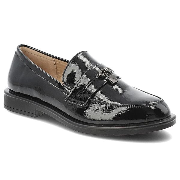 Mokasyny damskie Filippo, lakierowane loafersy na niskim obcasie z eleganckim paskiem i metalową ozdobą, czarne, DP7751/26. Czarne półbuty Filippo, z aplikacjami, z lakierowanej skóry, bez obcasa, bez zapięcia. Za 170,90 zł.