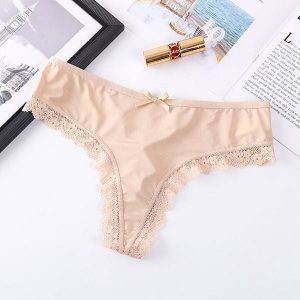 Figi z wycięciem koronkowe eleganckie Friedlinde. Czerwone figi Intica, bez wzorów, z koronki. Za 59,00 zł.