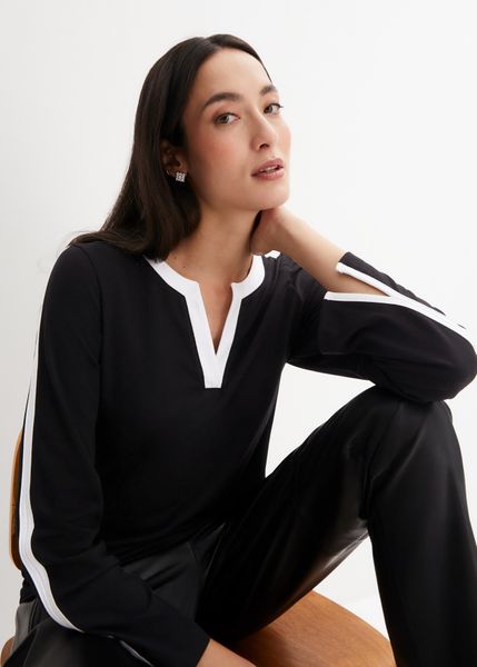 Bluzka z długim rękawem i rozcięciem. Czarne bluzki bonprix, bez wzorów, eleganckie, bez kołnierzyka, bez ramiączek. Za 79,99 zł.