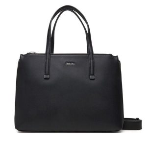 Torebka Calvin Klein. Czarne torebki klasyczne Calvin Klein, bez wzorów, bez dodatków. Za 449,99 zł.