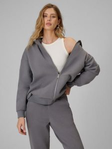 4F Bluza dresowa regular z kapturem damska - szara XS. Szare bluzy 4f, xs, bez wzorów, z dresówki, z kapturem. Za 179,99 zł.