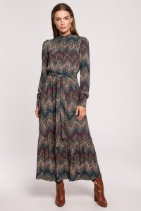 Długa sukienka BOHO z falbankami i długim rękawem zielona. Zielone sukienki Stylove, do pracy, s, bez wzorów, biznesowe, bez kołnierzyka, bez ramiączek, maxi. Za 439,00 zł.