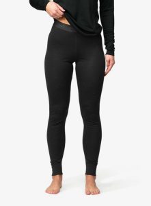 Legginsy termoaktywne damskie Devold Breeze Merino 150 Longs. Czarne legginsy Devold, bez wzorów, z wełny, długie. Za 379,49 zł.