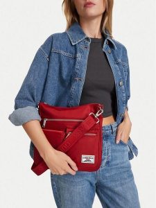Guess Jeans Torebka CWBEO-GUESS-B-004-10 Czerwony. Czerwone listonoszki Guess Jeans, z aplikacjami, z jeansu, bez dodatków. Za 179,99 zł.