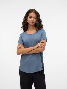 Vero Moda Koszulka w kolorze niebieskim rozmiar: M. Niebieskie bluzki Vero Moda, m, bez wzorów, z wiskozy, klasyczne, bez kołnierzyka, bez ramiączek. Za 74,46 zł.