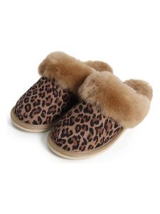 Kaiser Naturfellprodukte Klapki wełniane w kolorze jasnobrązowym rozmiar: 42. Brązowe klapki Kaiser Naturfellprodukte, bez wzorów, z wełny, bez obcasa. Za 143,90 zł.