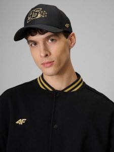 4F Czapka z daszkiem snapback uniseks 4F x Bartosz Zmarzlik - czarna L/XL. Czarne czapki 4f, bez wzorów, z bawełny, klasyczne. Za 119,99 zł.