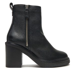 Botki Clarks. Czarne botki Clarks, bez wzorów, bez obcasa, na słupku, bez zapięcia. Za 539,99 zł.