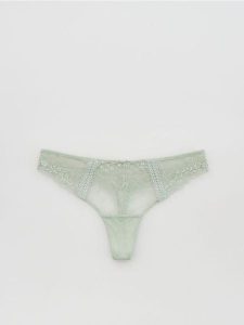 Majtki stringi z koronką - jasnozielony. Zielone stringi Reserved, bez wzorów, z koronki. Za 39,99 zł.