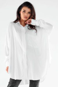 Koszula Oversize z Wydłużonym Tyłem - Biała. Białe koszule Awama, uniwersalny, bez wzorów, z elastanu, bez kołnierzyka, bez ramiączek. Za 259,90 zł.