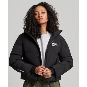 Damska prosta kurtka z kapturem Superdry. Czarne kurtki Superdry, bez wzorów, z puchu, z kapturem. W wyprzedaży za 549,60 zł.