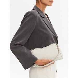 Torebka Calvin Klein Jeans. Białe torebki klasyczne Calvin Klein Jeans, bez wzorów, z jeansu, bez dodatków. Za 224,99 zł.