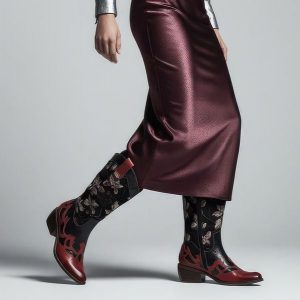 Kozaki damskie Laura Vita, wysoka cholewka skórzana zdobiona i na klocku zapinane na zamek, czerwone, SL1505-A9A. Czerwone kozaki LAURA VITA, z aplikacjami, z materiału, przed kolano, bez obcasa, na obcasie, bez zapięcia. Za 535,99 zł.