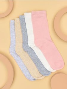 Skarpetki 5 pack - wielobarwny. Skarpetki Sinsay, bez wzorów. W wyprzedaży za 11,99 zł.
