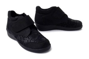 COMFORTABEL 990541-01 schwarz, botki damskie. Czarne botki Comfortabel, na zimę, bez wzorów, bez obcasa, bez zapięcia. Za 464,90 zł.